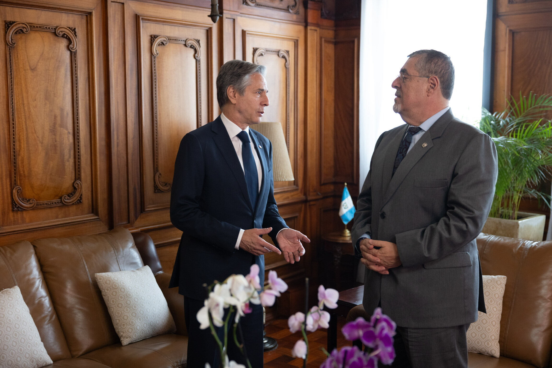 Presidente Arévalo (derecha) junto a Antony Blinken. /Foto: US Embassy