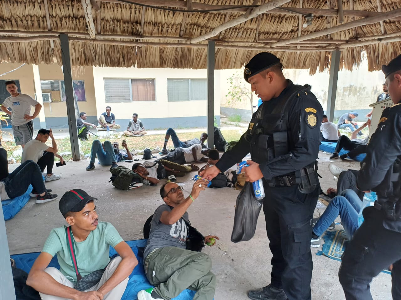 37 migrantes rescatados en Guatemala tras abandono de su guía
