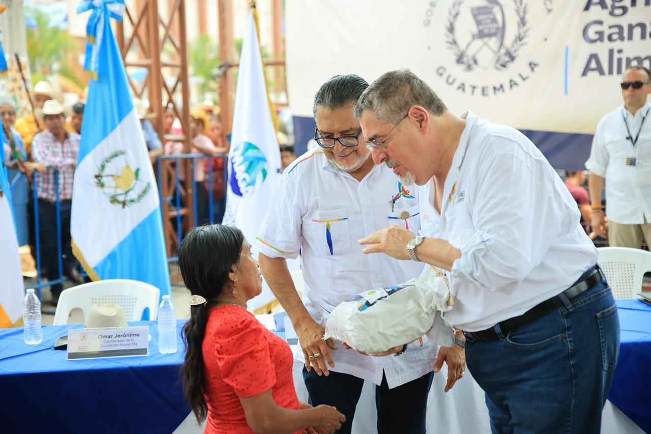 Pobladores de Camotán reciben semillas de maíz y hortalizas