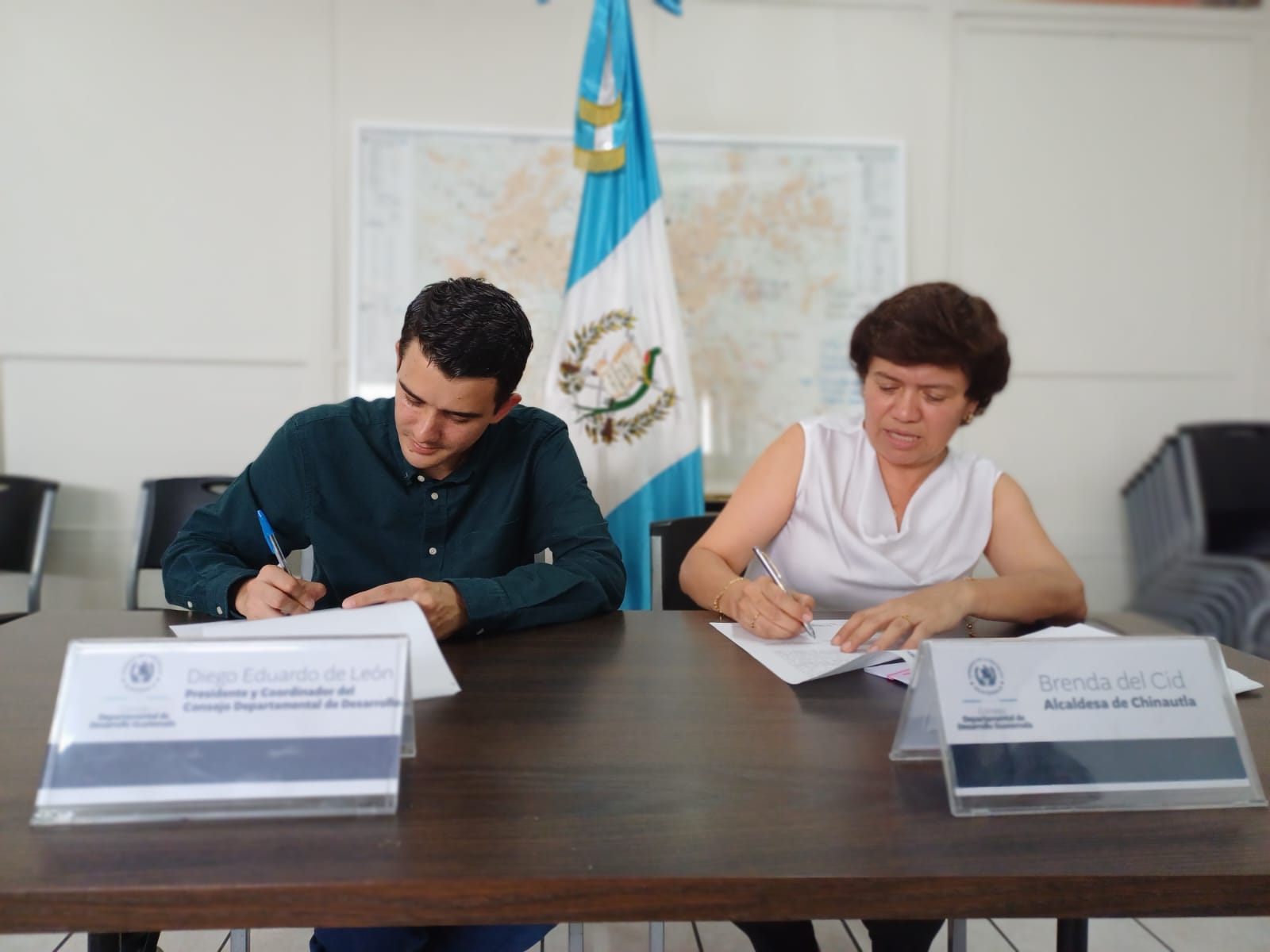 Codede de Guatemala firma convenios para ejecutar obras de desarrollo