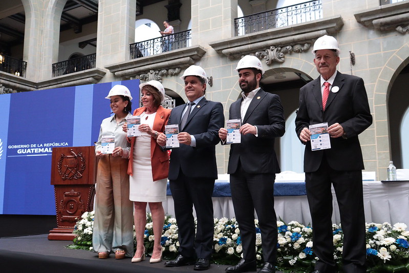 Autoridades hacen e lanzamiento del Portal de Datos Abiertos de la UCEE. /Foto: CNC