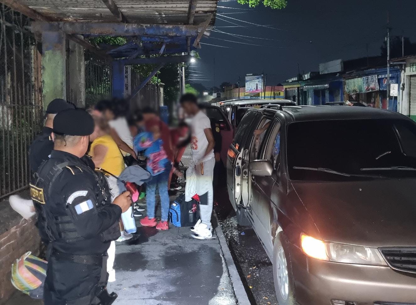 Sorprenden a presunto coyote con 19 migrantes cubanos en Guatemala