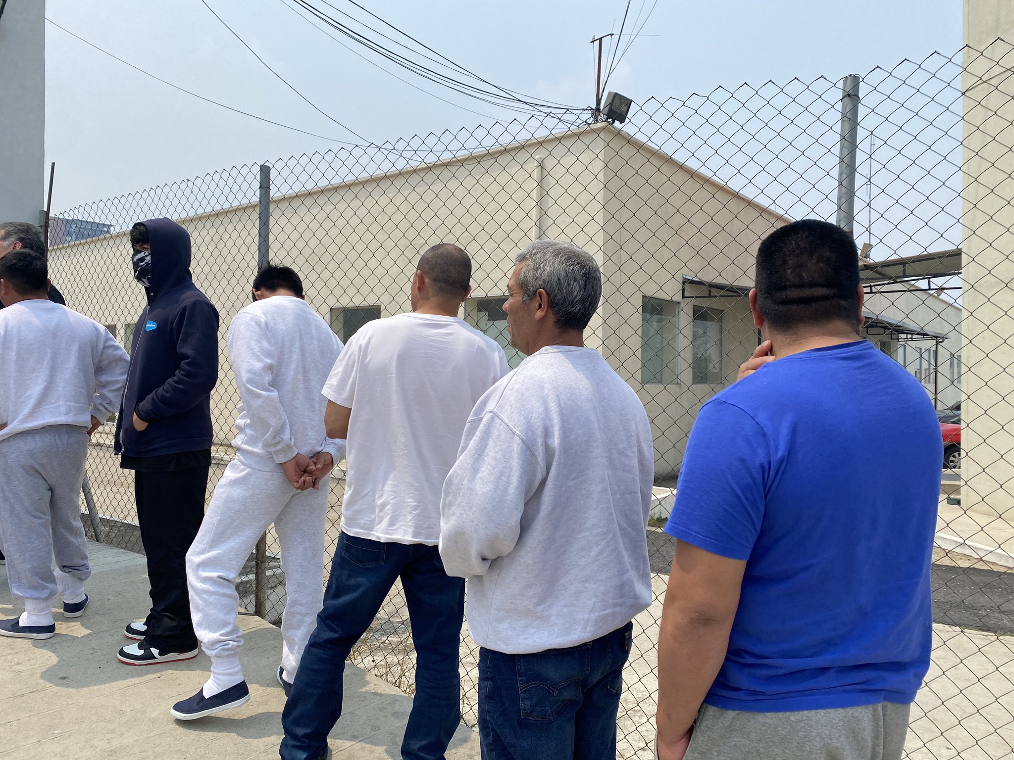 Guatemaltecos retornados reciben atención integral por parte del personal de Migración. /Foto: IGM.