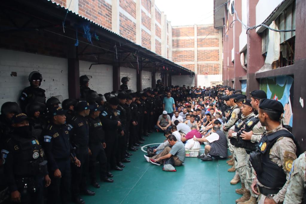 Policías ejecutan requisa masiva en el preventivo de hombres de la zona 18