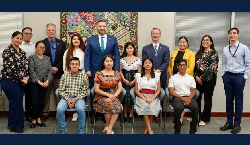 Guatemaltecos viajan a Estados Unidos como becarios