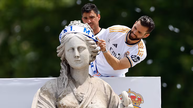 Nacho se estrena poniéndole la bufanda a la Diosa Cibeles