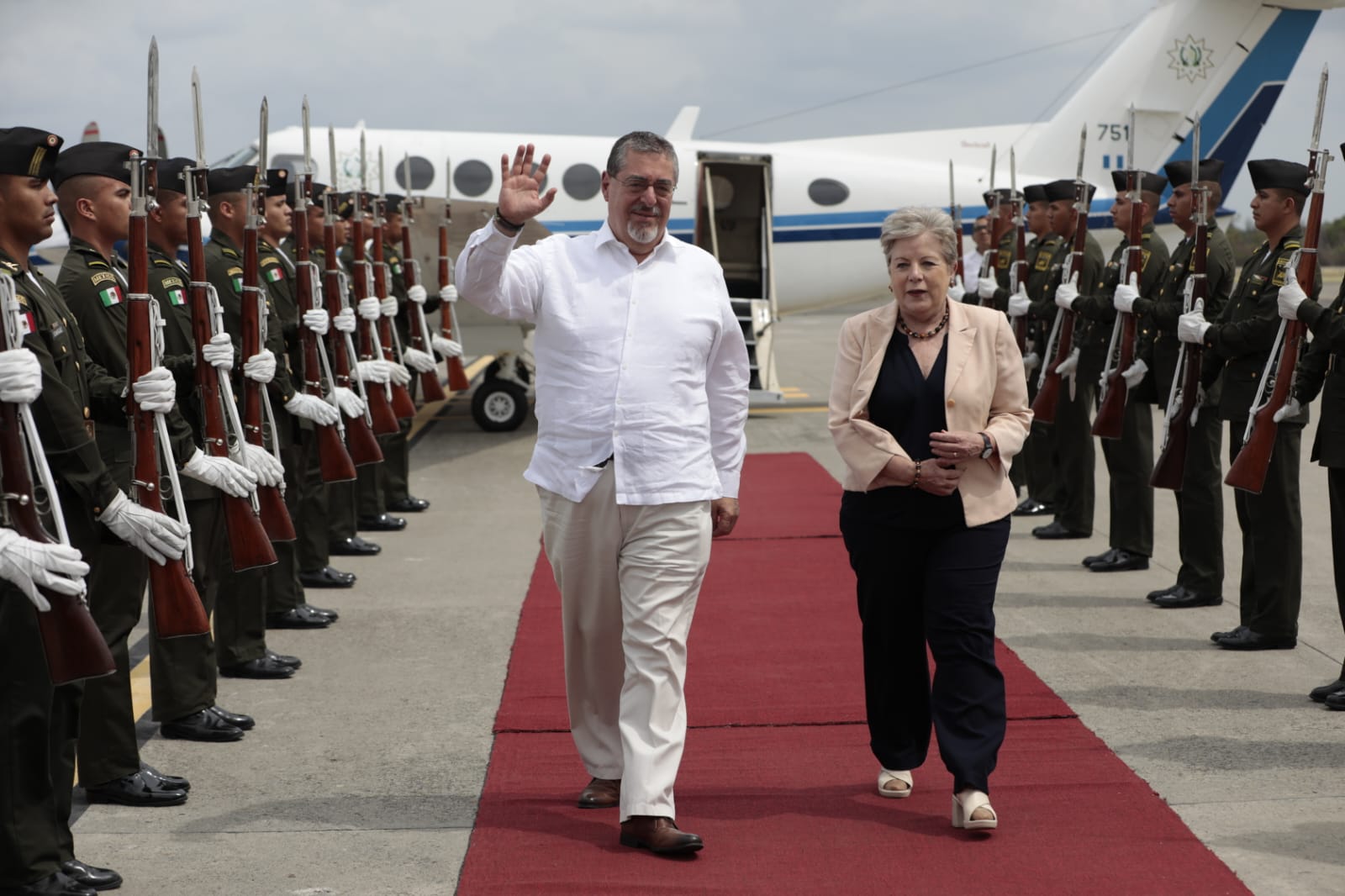 La canciller mexicana Alicia Bárcena recibe al presidente guatemalteco Bernardo Arévalo, en Tapachula, México. / Foto: Noé Pérez.