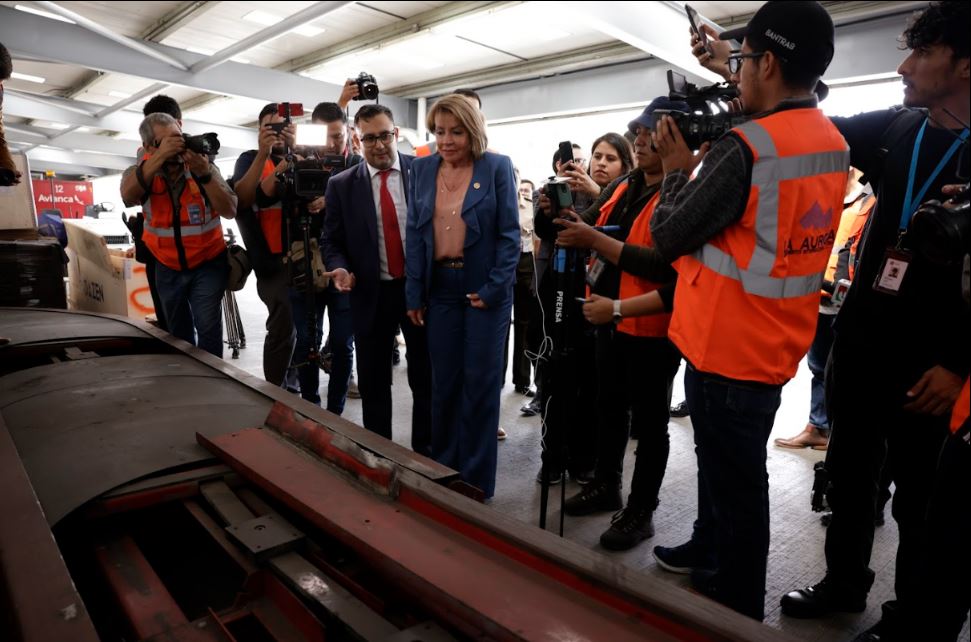 La ministra de Comunicaciones en supervisión en el Aeropuerto Internacional la Aurora.