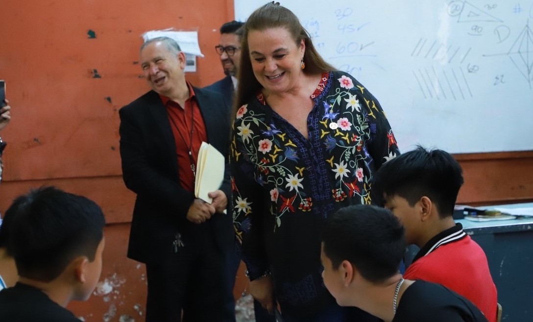 La ministra de Educación Anabella Giracca conversa con alumnos del INCV. /Foto: Mineduc.