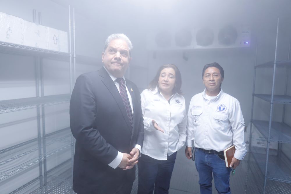 El ministro de Salud, Oscar Cordón, hace un recorrido por las instalaciones del Programa de Inmunizaciones de esa cartera.