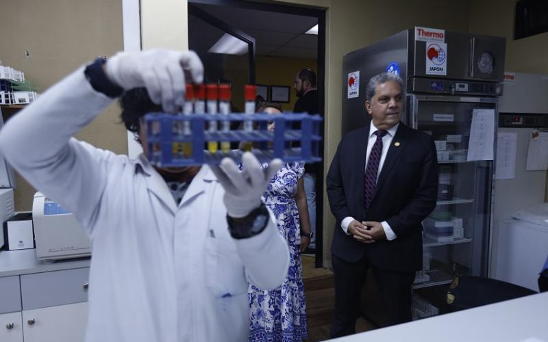 El ministro de Salud, Oscar Cordón, durante recorrido por las instalaciones del Programa de Inmunizaciones. 