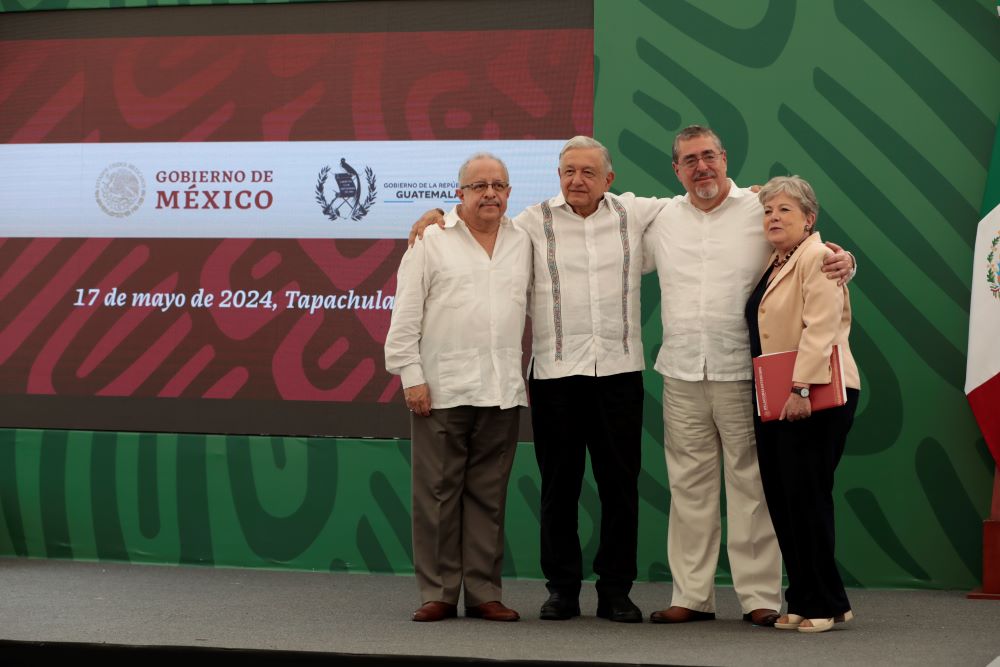 El presidente Andrés Manuel López Obrador, junto al presidente Bernardo Arévalo y los cancilleres de Guatemala y México.