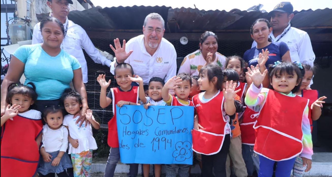 Niños y niñas de Baja Verapaz, compartieron un momento con el Presidente