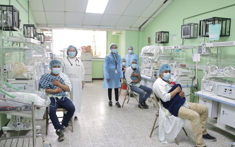 Padres participan en aplicación de método Mamá Canguro en el Hospital Departamental de Totonicapán.