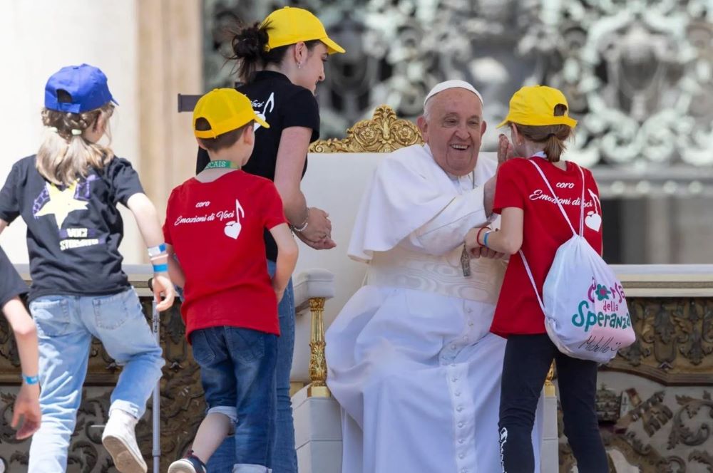 El papa Francisco saluda a niños que acudieron a Roma con motivo de la Primera Jornada Mundial de los Niños.