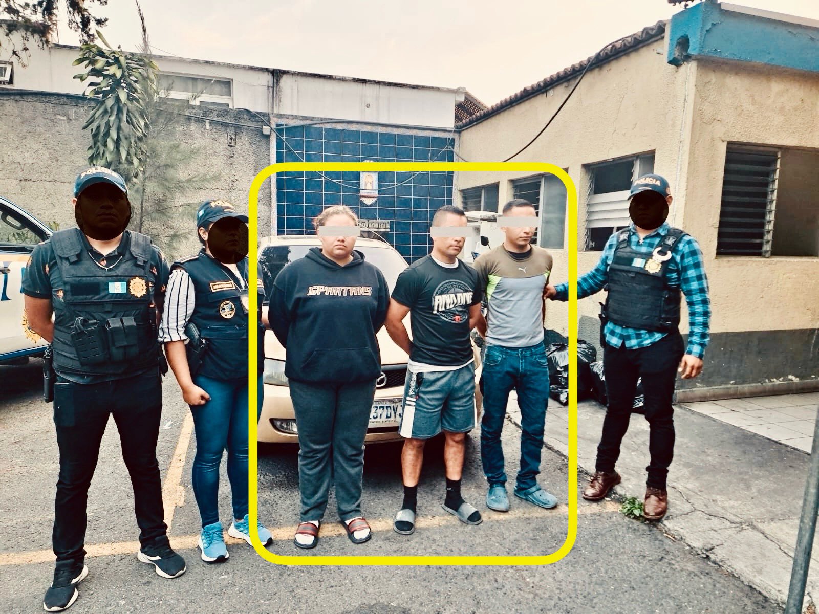 Capturan a tres policías por extorsión.