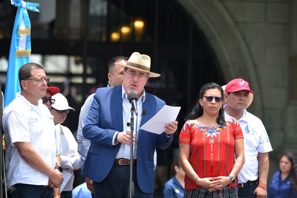 Presidente insta a los trabajadores a contribuir en la construcción de un mejor país