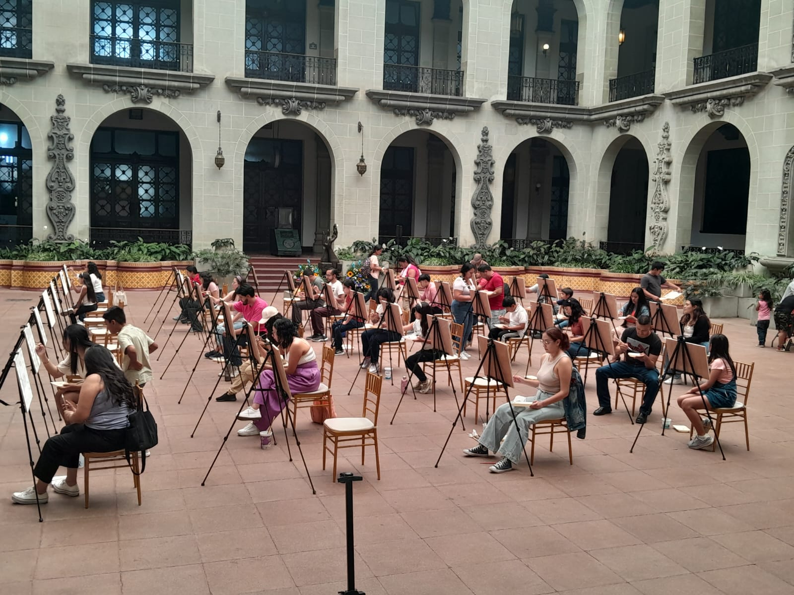 Participa en los talleres de arte en el Palacio Nacional de la Cultura