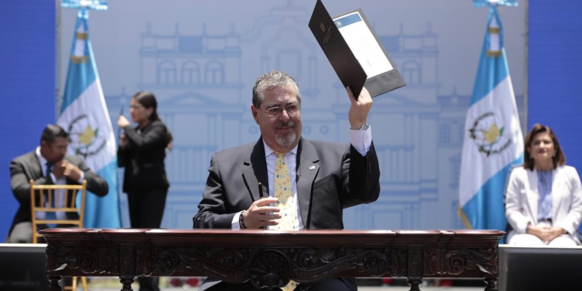 Presidente anuncia que en junio entra en vigor la reducción del 25 % de su salario