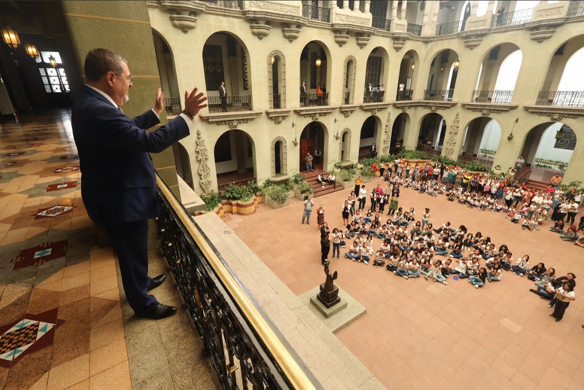 Presidente Arévalo comparte con estudiantes de Chiquimula y Jutiapa