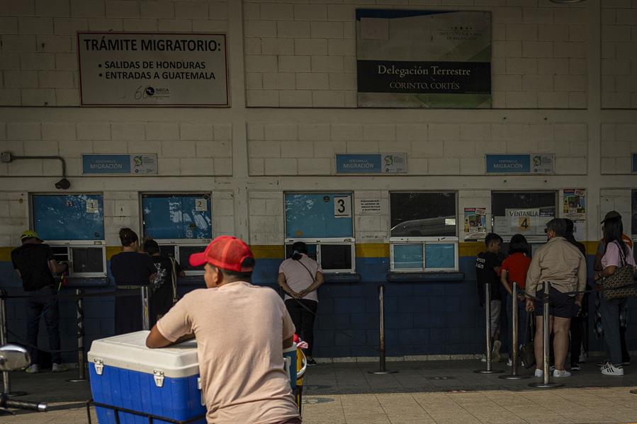 Miles de migrantes atraviesan Guatemala para continuar su camino hacia Estados Unidos.