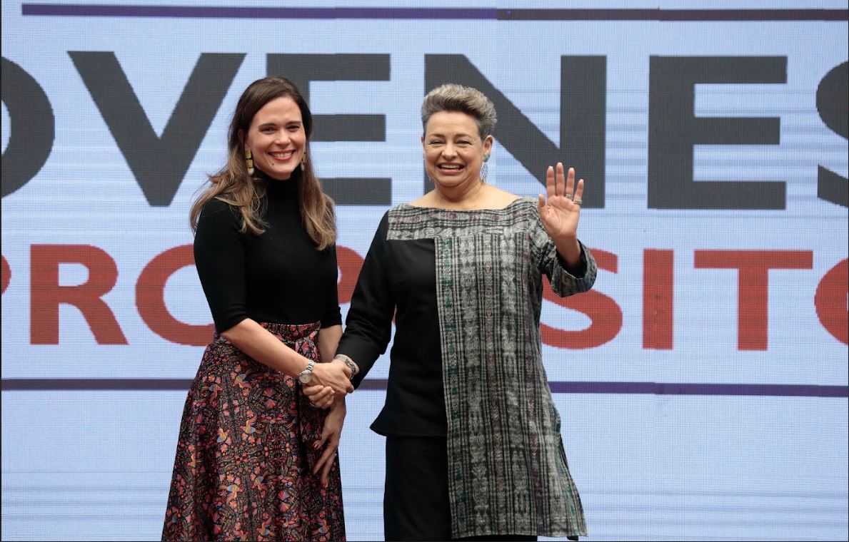 La administradora adjunta de la oficina de USAID para América Latina y el Caribe, Mileydi Guilarte, y la primera dama de la Nación doctora Lucrecia Peinado.
