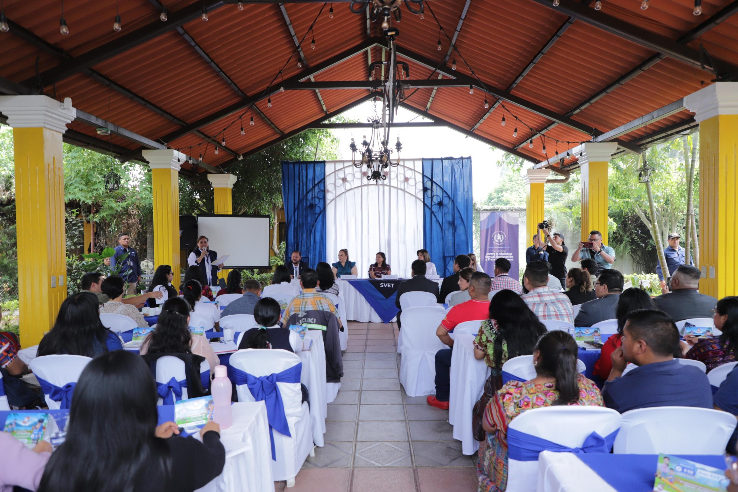 Vicepresidenta Karin Herrera participa en seminario para prevenir abusos a menores de edad en actividades turísticas