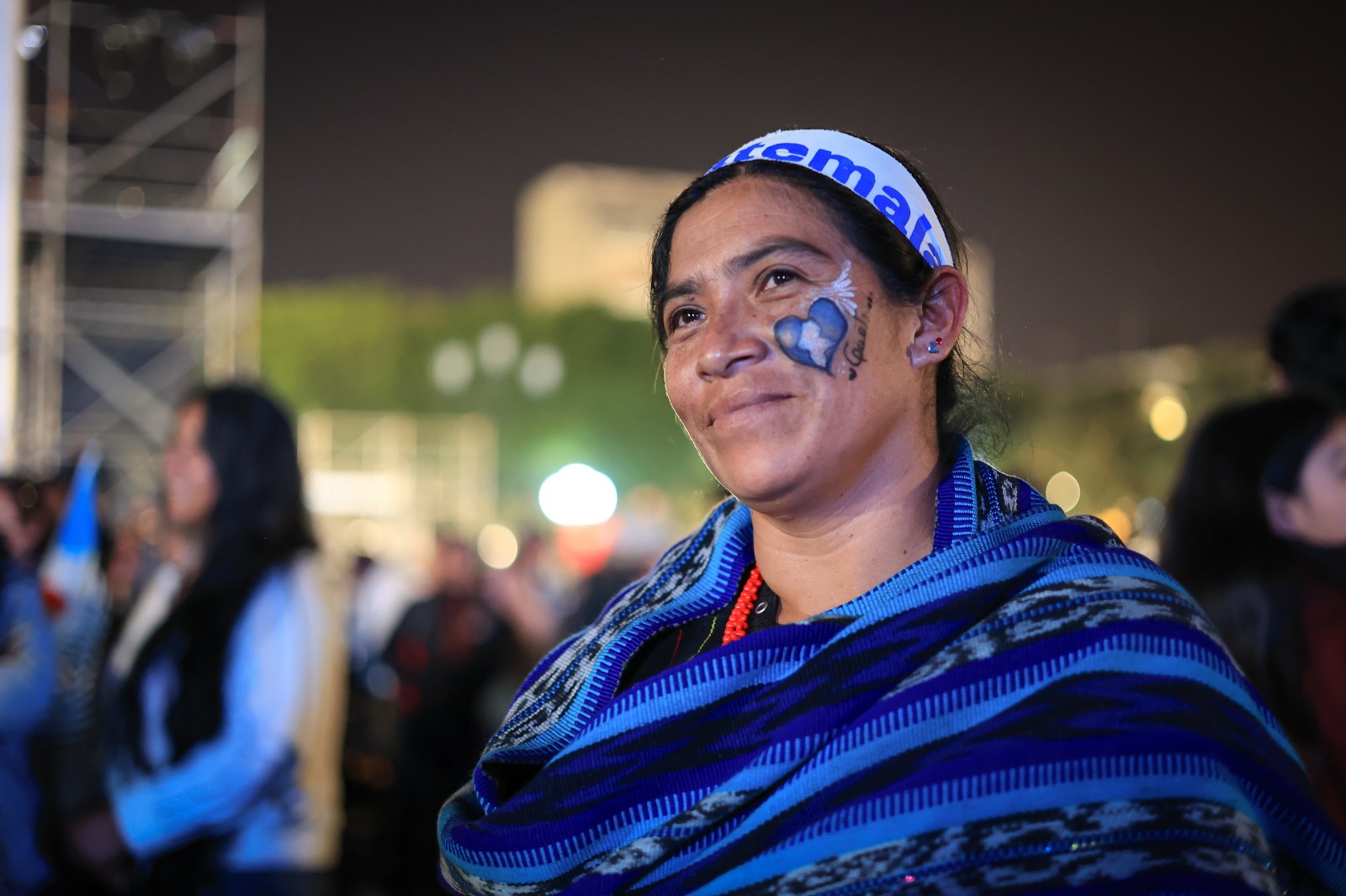 Los guatemaltecos permanecieron firmes y con esperanza en la Plaza Central toda la madrugada del 15 de enero de 2024. /Foto: Gobierno de Guatemala.