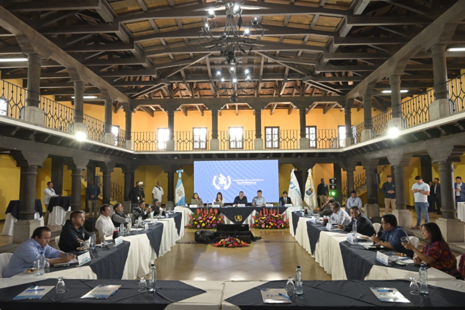Presidente Arévalo se reúne con alcaldes de Sacatepéquez para abordar necesidades del departamento