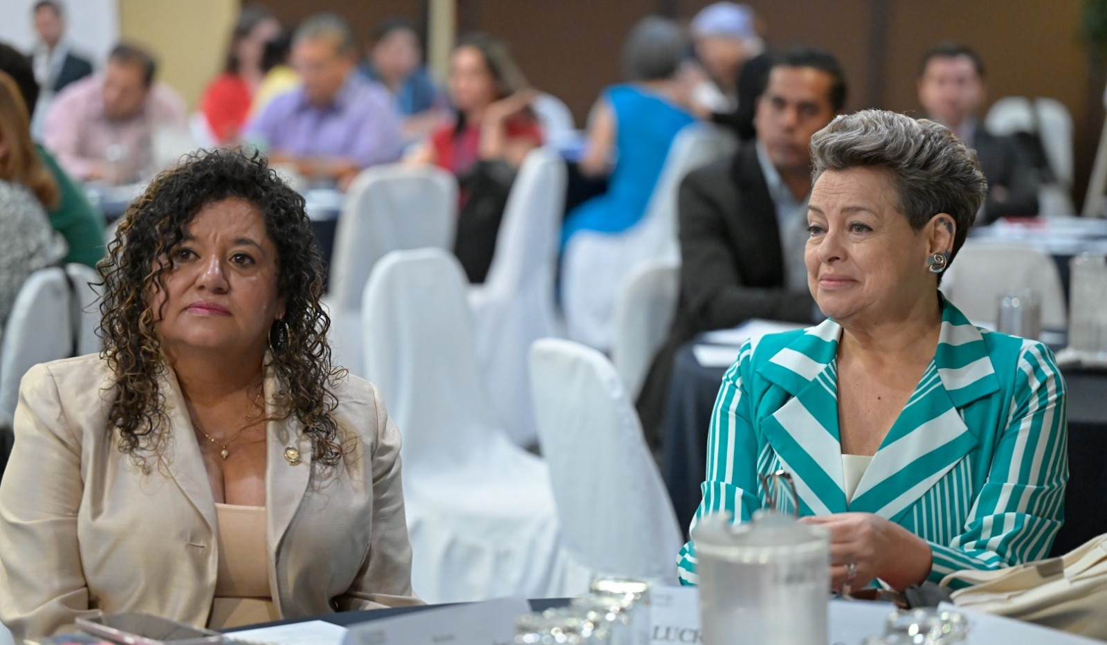 La doctora Lucrecia Peinado (derecha) junto a la secretaria de SOSEP, Zulma Calderón. /Foto: Álvaro Interiano.