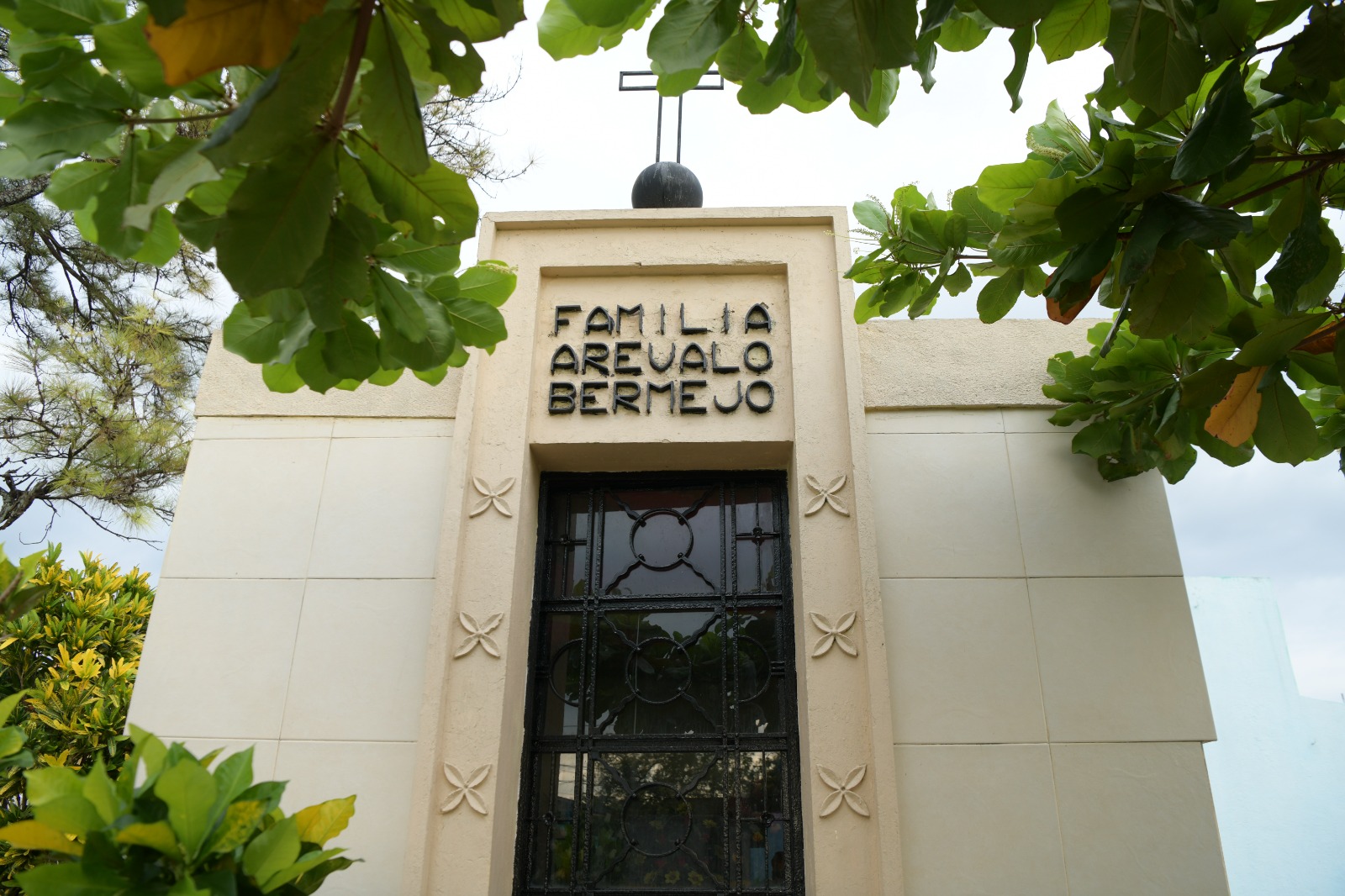 Mausoleo de la Familia Arévalo Bermejo en el Cementerio General de Taxisco, Santa Rosa. /Foto: Carlos Jacinto.