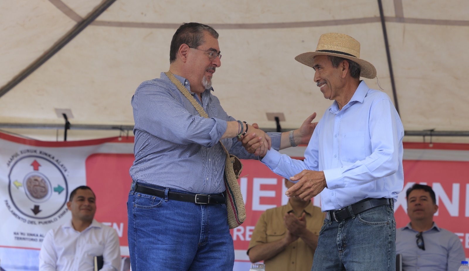 “Alegres le abrimos las puertas de nuestra casa, como usted nos ha abierto las puertas del Palacio”, dice el pueblo xinca al presidente Arévalo