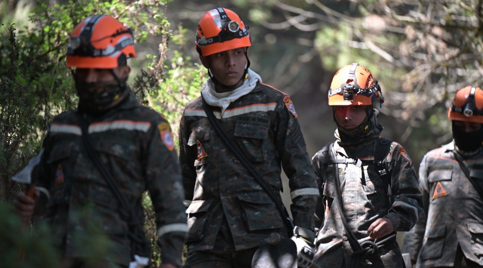 Soldados y reservistas luchan diariamente para apagar los incendios activos. /Foto: Álvaro Interiano.
