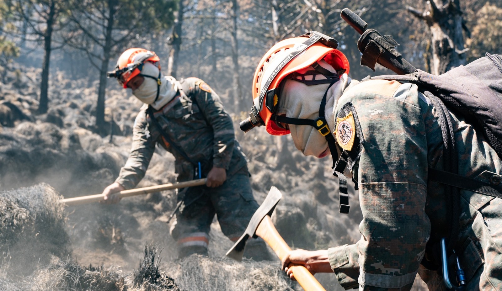 Reservistas y soldados trabajan para combatir los incendios. /Foto: Libertad Garrido.