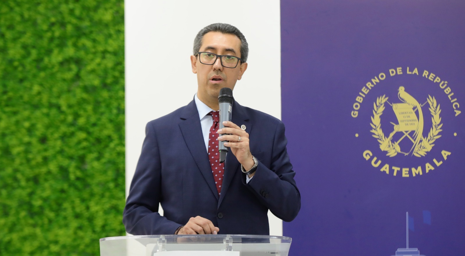 El ministro de Finanzas explica cómo sería distribuido el reajuste presupuestario de ser aprobado. /Foto: DCA