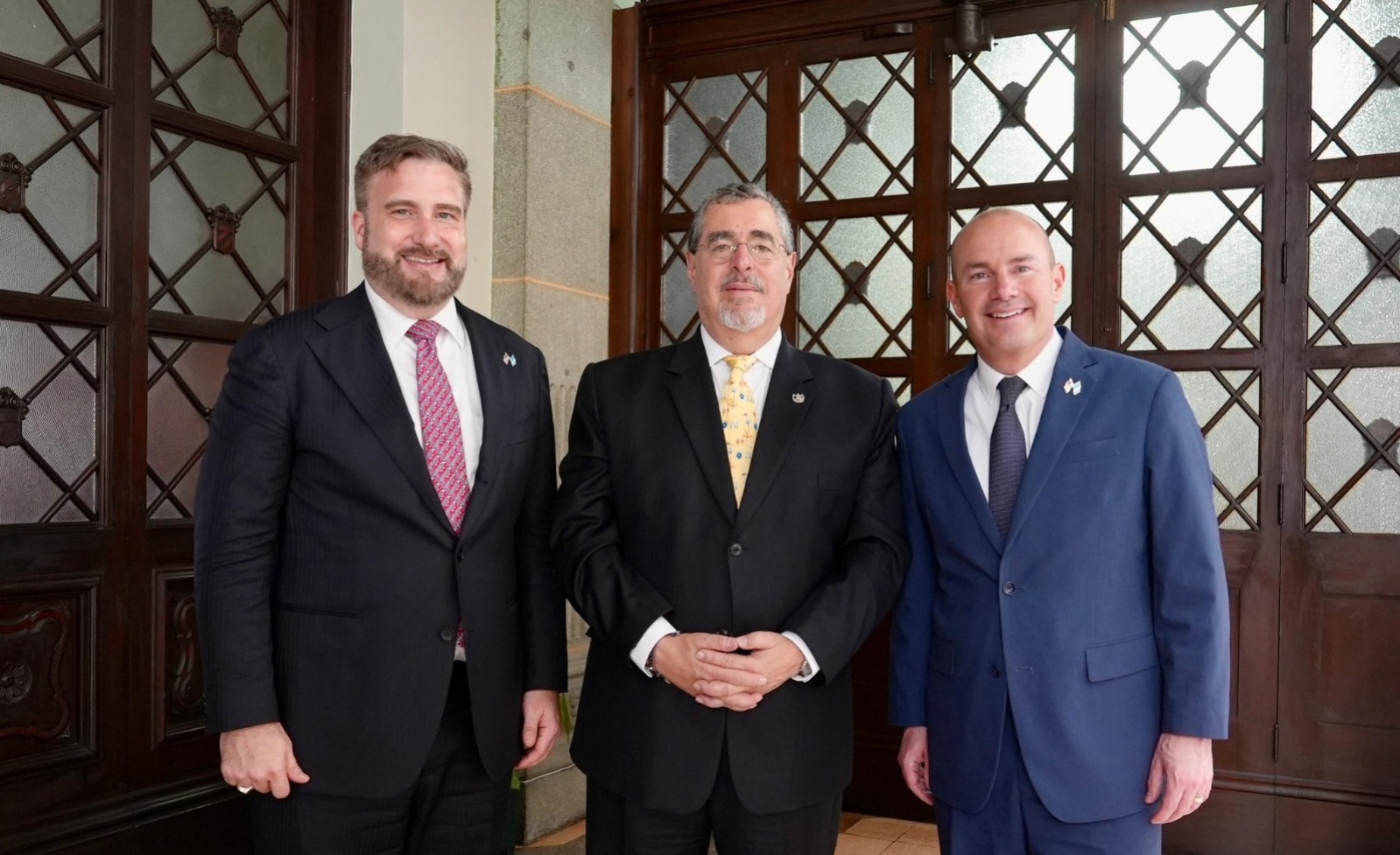Embajador Tobin Bradley (izquierda), presidente Arévalo (centro) y senador Mike Lee. /Foto: US Embassy