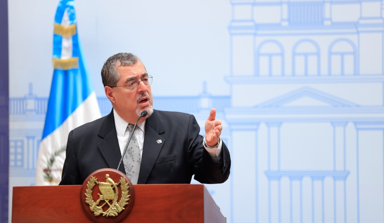 En conferencia de prensa el presidente Arévalo informó sobre medias para la reducción en precios de la canasta básica. /Foto: Gilber García