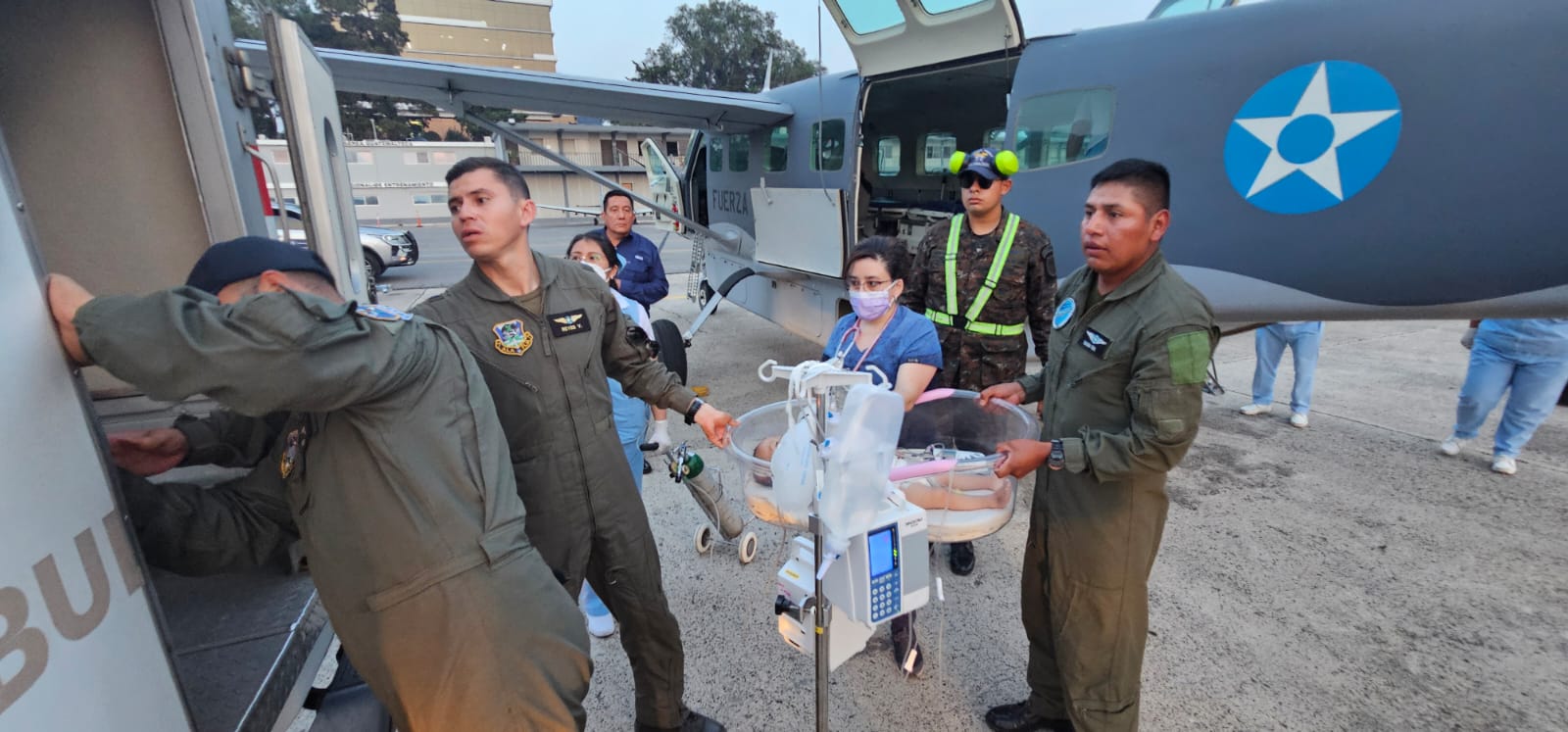 Personal de Salud, Mindef y Fuerza Aérea Guatemalteca trabajaron para el traslado de los bebés vía aérea hacia la Ciudad Capital. /Foto: MSPAS