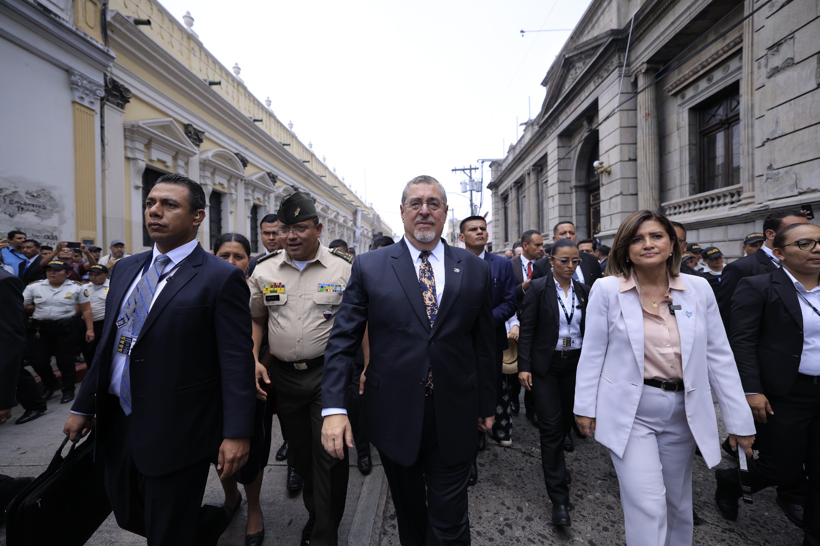 Arévalo camina hacia el Congreso para entregar iniciativa sobre reformas a Ley Orgánica del Ministerio Público