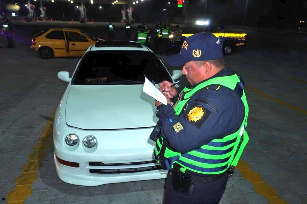 Sib’alaj tajin kaq’atexik ri ajetz’anel kakirumumij kib’ pa awalik pa taq nimab’e / Tránsito intensifica operativos nocturnos contra carreras clandestinas