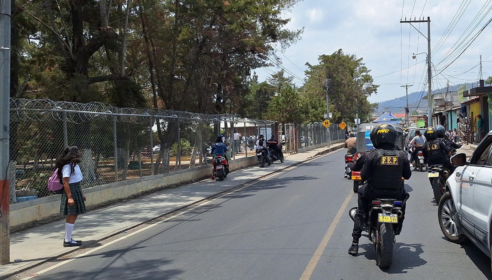 Policías Lobos GRIL refuerzan seguridad en centros educativos de Jalapa
