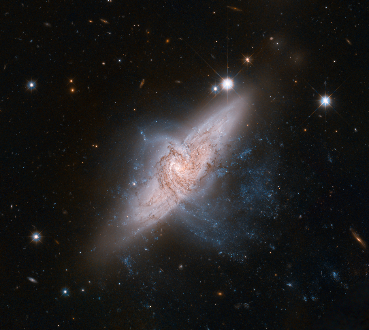 Dos galaxias que parecen colisionar, pero están alejadas por millones de años luz. / Foto: Hubble.