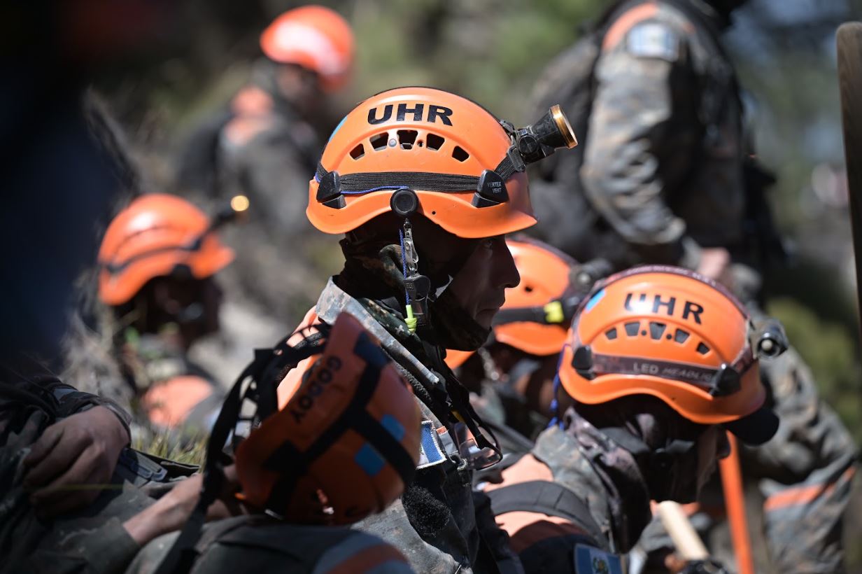 A pesar de las limitaciones, siguen sofocando incendios
