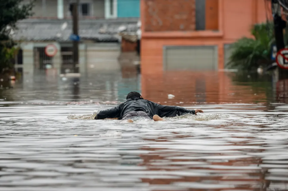 Afectado por inundaciones en Brasil nadando para desplazarse. / Foto: EFE.