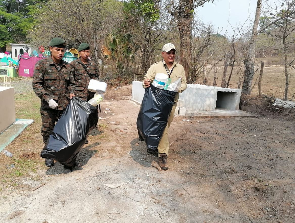 El Ejército de Guatemala reafirma su compromiso con la salud de los guatemaltecos a través de la eliminación de chatarra. / Foto: Ejército.