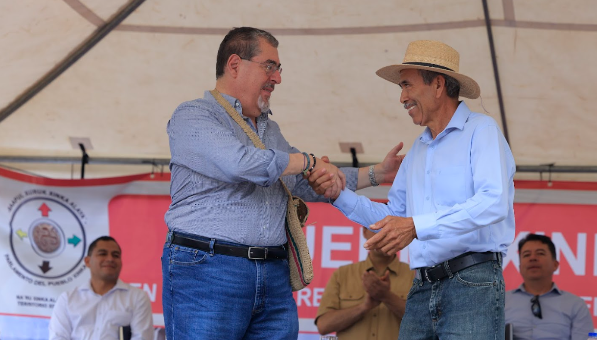 Presidente Arévalo con líder xinca. / Foto: Gilber García.