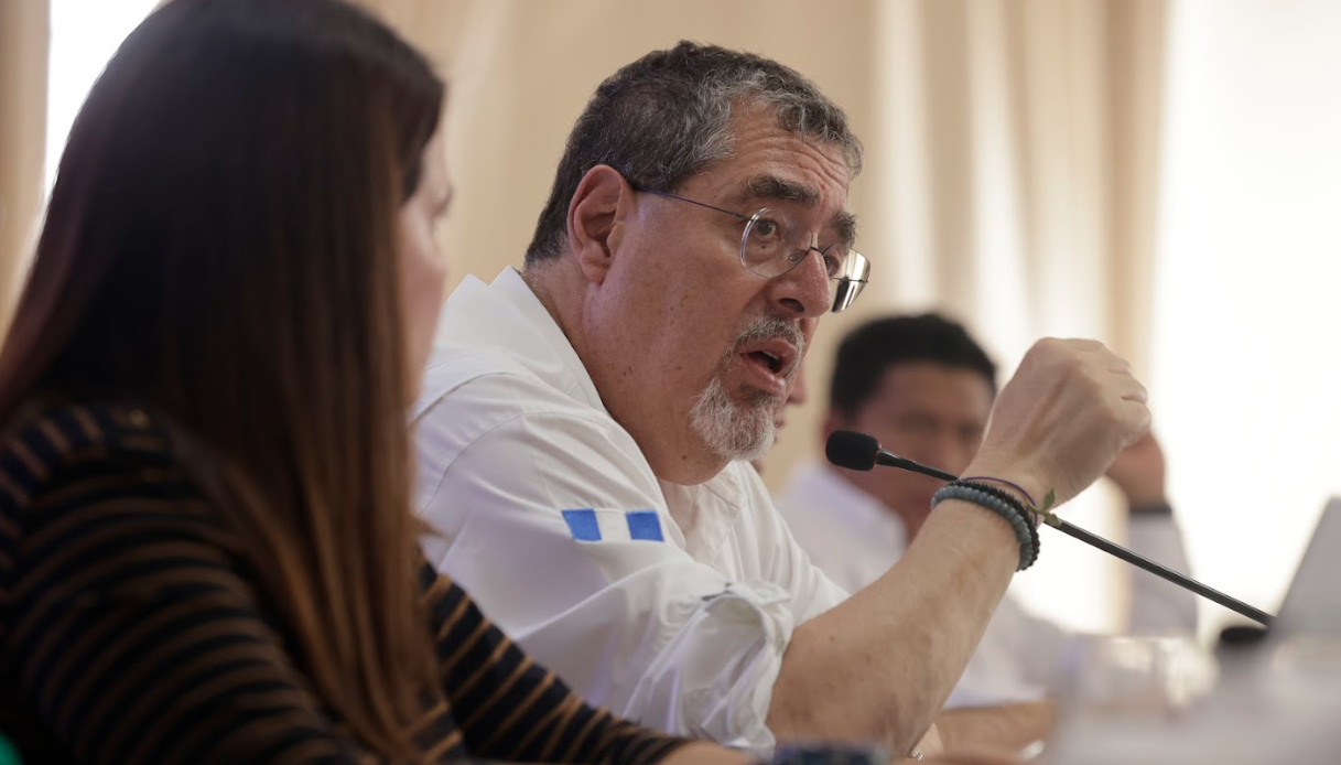 Presidente Arévalo dirigiéndose a alcaldes de Sololá. / Foto: Dickéns Zamora.