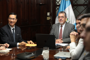 Presidente Arévalo junto al embajador de China (Taiwán). / Foto: Alejandro García.