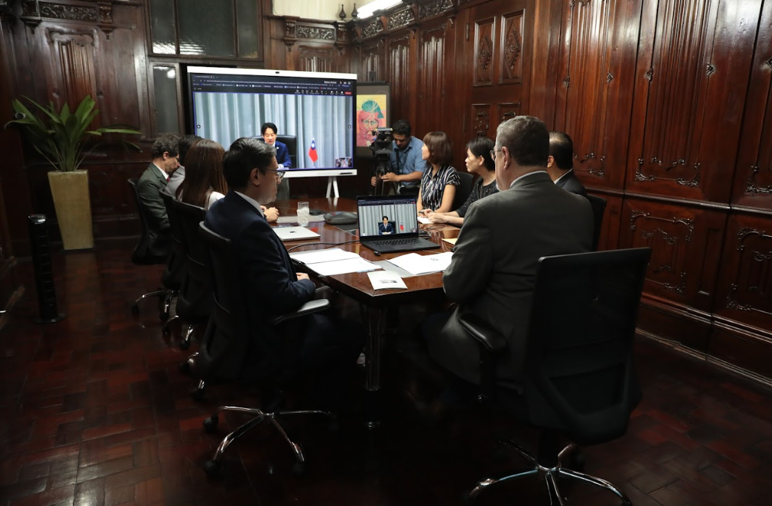 Presidente Bernardo Arévalo en el encuentro virtual con el presidente de China (Taiwán). / Foto: Alejandro García.