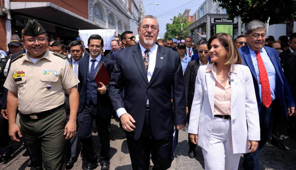Presidente y Vicepresidenta liderando caminata para presentar iniciativa de ley. / Foto: Gilber García.
